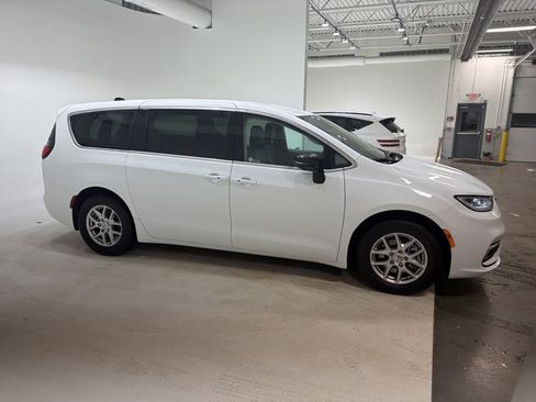 Used 2024 Chrysler Pacifica Touring-L image 5