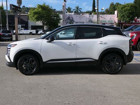 Used 2025 Nissan Kicks SR w/ SR Premium Package FWD image 2