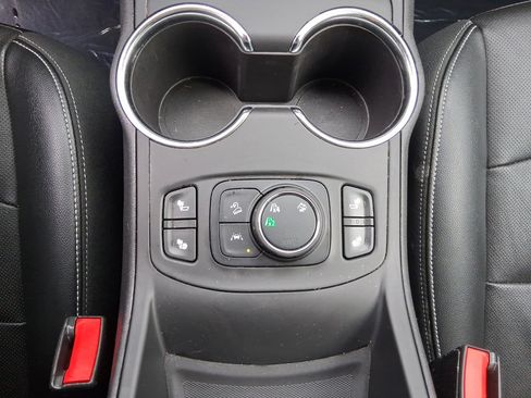 Used 2024 GMC Terrain SLT image 13