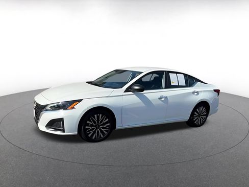 Used 2025 Nissan Altima 2.5 SV FWD image 8