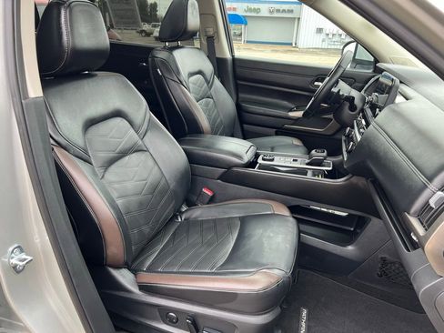 Used 2025 Nissan Pathfinder Platinum w/ Lighting Package (N92) image 14