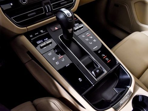 Used 2025 Porsche Macan AWD/4WD image 25