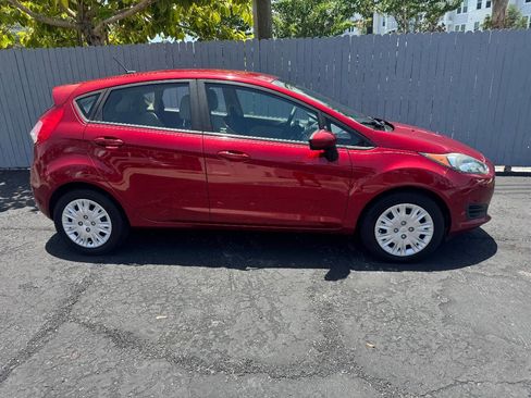 Used 2017 Ford Fiesta SE image 2