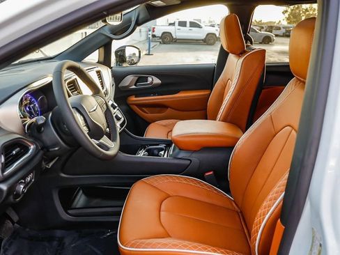 New 2026 Chrysler Pacifica Pinnacle image 19