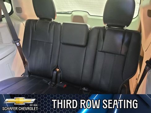 Used 2015 Chrysler Town & Country Touring-L image 42