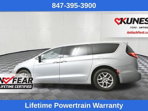 Used 2024 Chrysler Pacifica Touring-L image 22