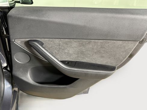 Used 2021 Tesla Model Y Long Range AWD/4WD image 30