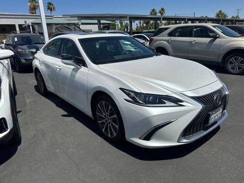 Used 2019 Lexus ES 300h w/ Premium Package FWD image 2
