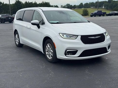 Used 2023 Chrysler Pacifica Touring-L FWD image 2