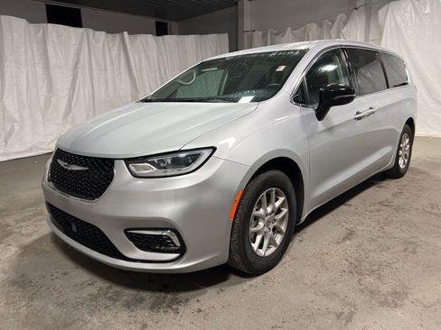 Used 2024 Chrysler Pacifica Touring-L image 3