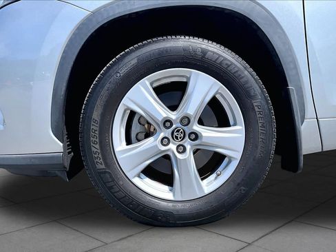 Used 2022 Toyota Highlander LE AWD/4WD image 11