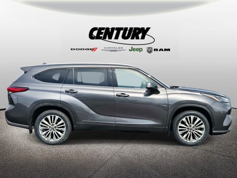 Used 2023 Toyota Highlander Platinum AWD/4WD image 2
