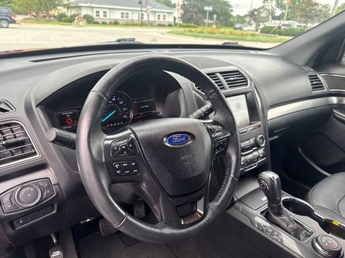 Used 2018 Ford Explorer XLT w/ Equipment Group 202A AWD/4WD image 11