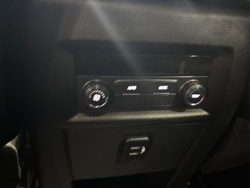 Used 2018 Chevrolet Traverse LT image 32