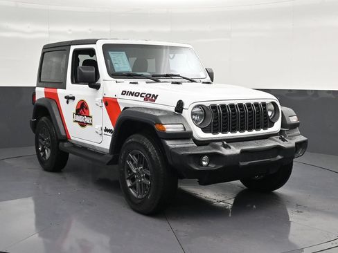 Used 2025 Jeep Wrangler Sport AWD/4WD image 5