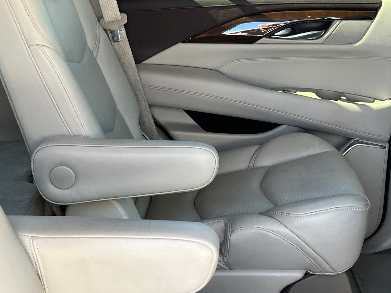 Used 2017 Cadillac Escalade Luxury AWD/4WD image 11