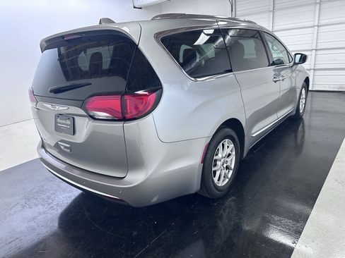 Used 2020 Chrysler Pacifica Touring-L FWD image 16