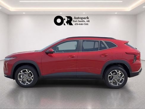 Used 2025 Chevrolet Trax LT FWD image 3