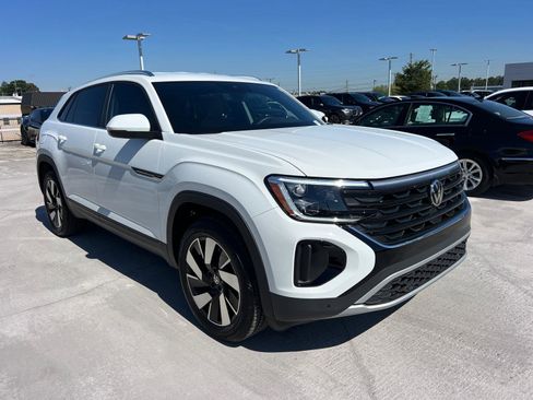 Used 2025 Volkswagen Atlas Cross Sport SE FWD image 3