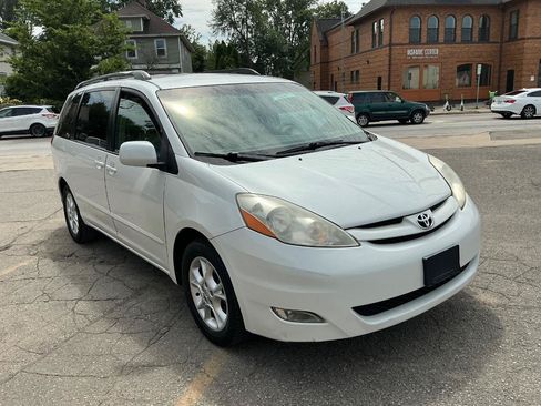 Used 2006 Toyota Sienna XLE w/ XLE Pkg 5 FWD image 2