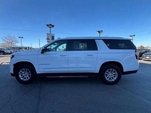 Used 2022 Chevrolet Suburban LT w/ Luxury Package image 33