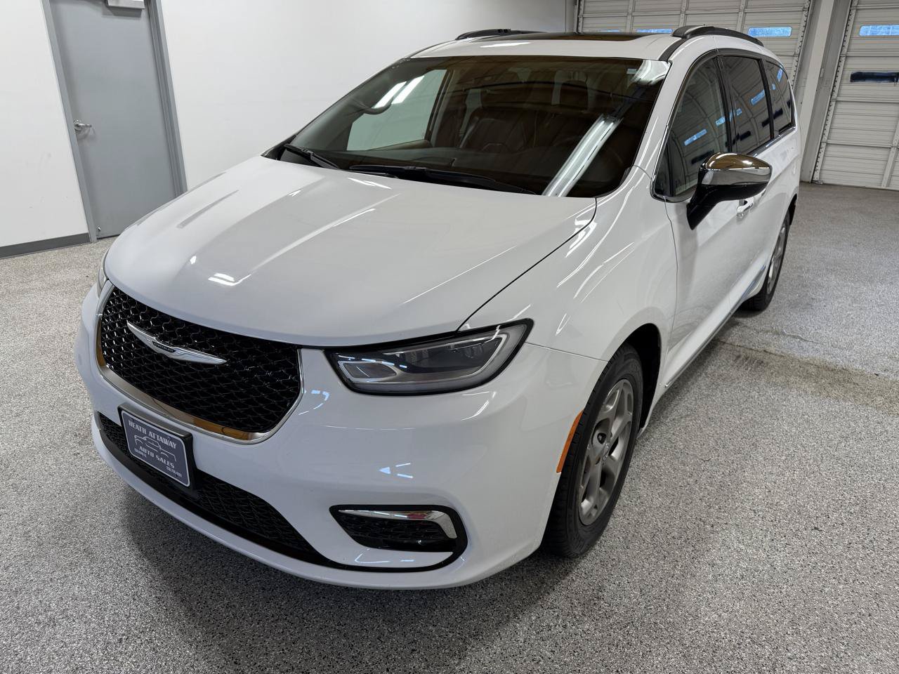 Used 2023 Chrysler Pacifica Limited FWD image 2