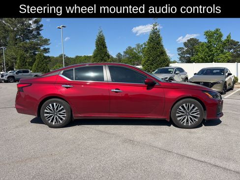 Used 2023 Nissan Altima 2.5 SV FWD image 3