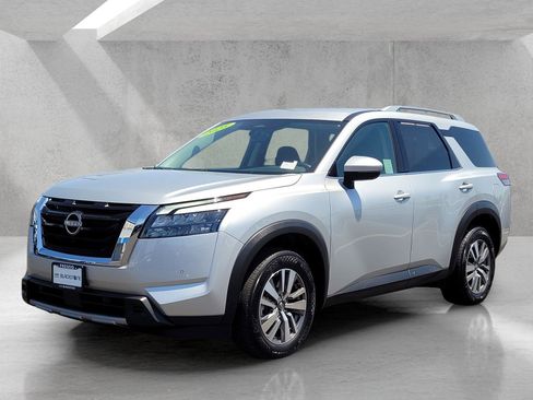 Used 2025 Nissan Pathfinder SL AWD/4WD image 9