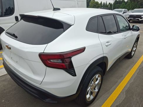 Used 2025 Chevrolet Trax LS w/ LS Convenience Package FWD image 5