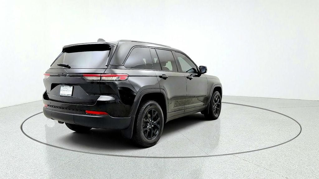 Used 2024 Jeep Grand Cherokee Altitude AWD/4WD image 5