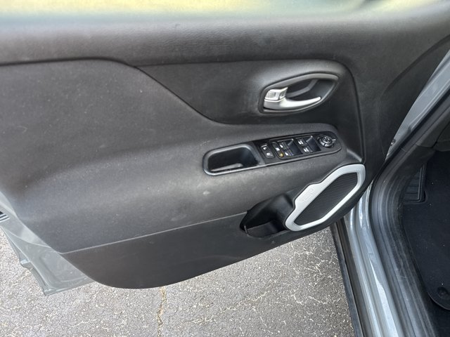 Used 2020 Jeep Renegade Latitude FWD image 15