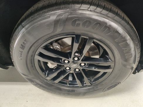 Used 2022 Ford Explorer XLT w/ Equipment Group 202A image 4