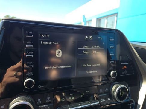 Used 2021 Toyota Highlander XLE FWD image 16