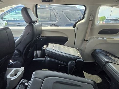 Used 2023 Chrysler Pacifica Touring-L FWD image 8