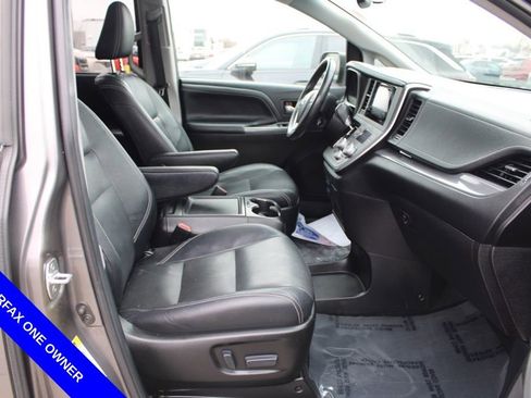 Used 2017 Toyota Sienna SE Premium image 20
