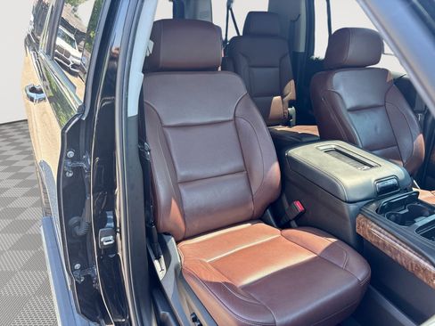 Used 2019 Chevrolet Suburban Premier w/ Premier Plus Edition AWD/4WD image 28