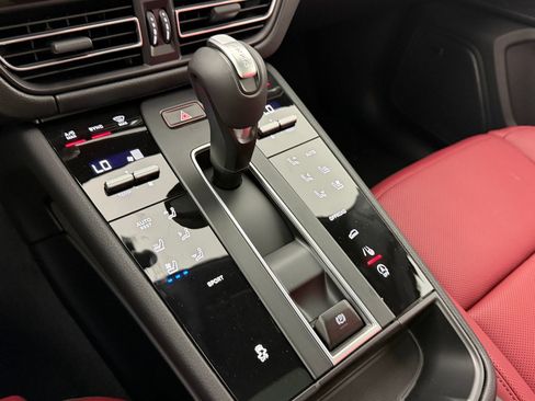 Certified 2026 Porsche Macan AWD/4WD image 18