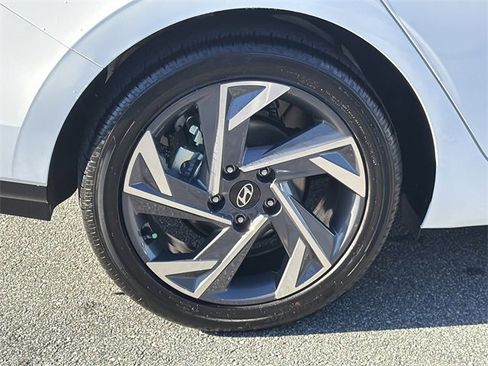 Certified 2025 Hyundai Elantra SEL image 17