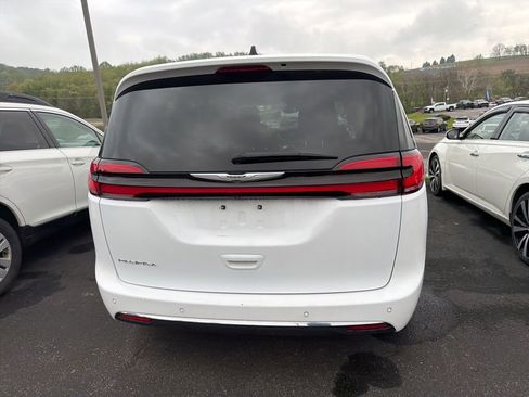 Used 2024 Chrysler Pacifica Touring-L FWD image 5