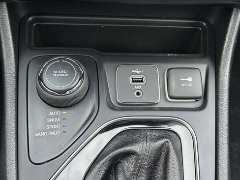 Used 2020 Jeep Cherokee Limited w/ Technology Group image 39