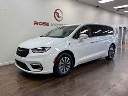 Used 2022 Chrysler Pacifica Touring-L w/ Uconnect Theater Family Group