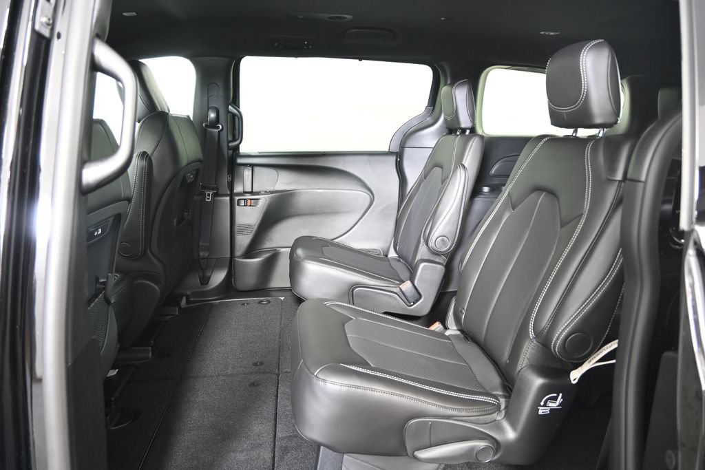 New 2027 Chrysler Pacifica Select AWD/4WD image 19