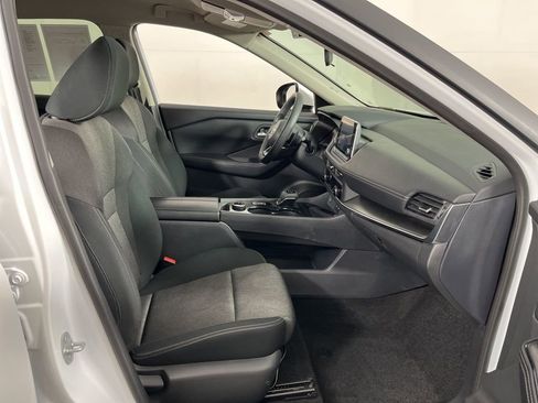 Used 2024 Nissan Rogue SV image 6