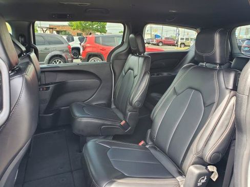 Used 2025 Chrysler Pacifica Select FWD image 24