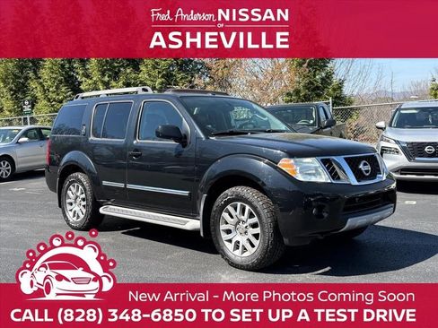 Used 2012 Nissan Pathfinder LE image 1
