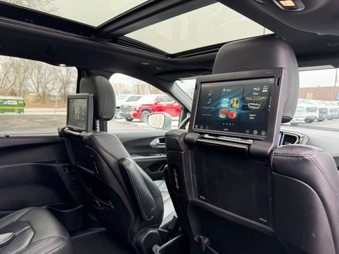 Used 2021 Chrysler Pacifica Touring-L w/ Uconnect Theater Family Group AWD/4WD image 34