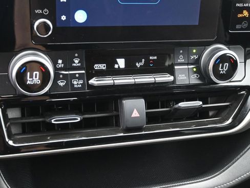 Used 2023 Toyota Highlander L image 18