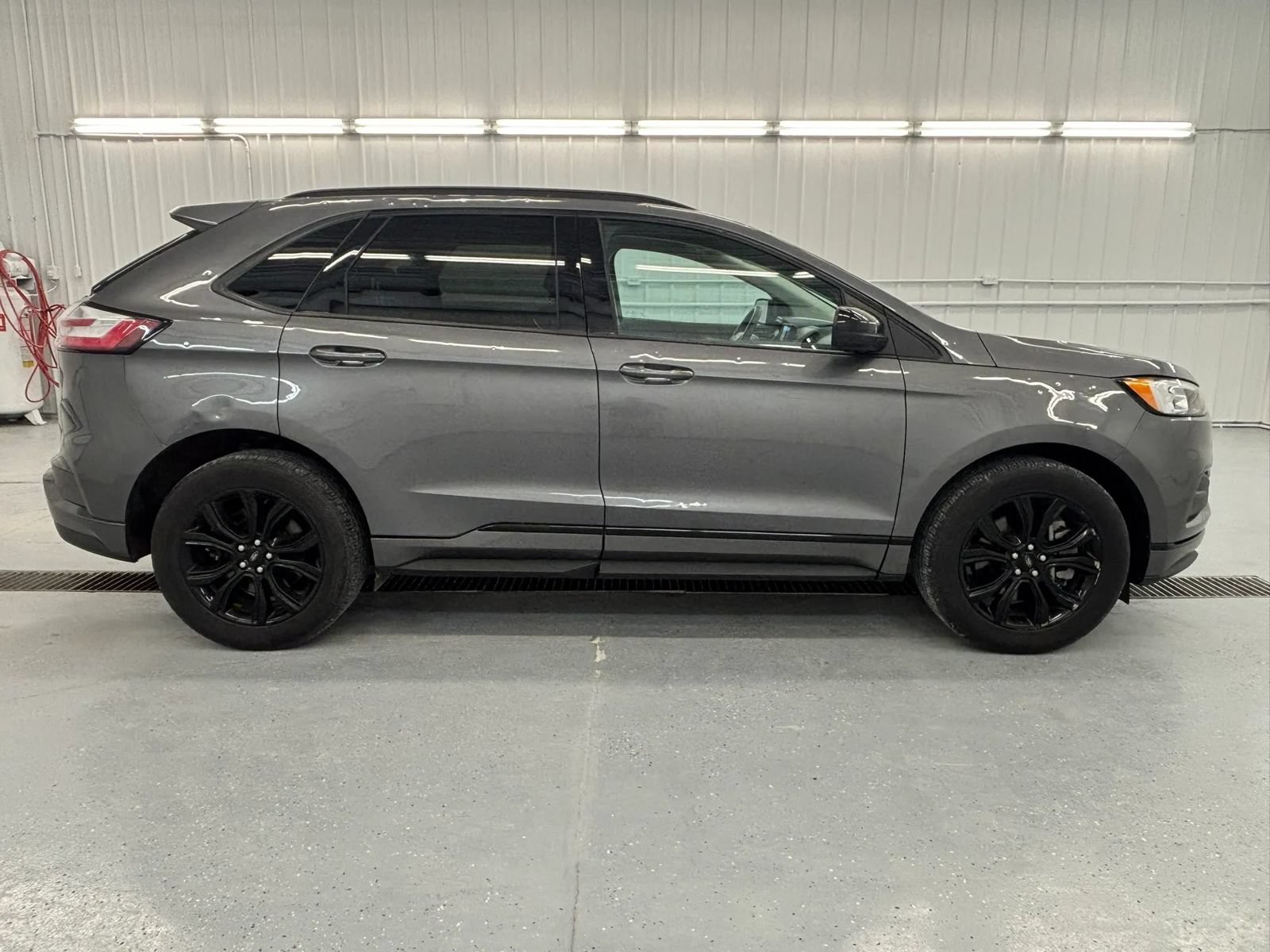 Used 2022 Ford Edge SE w/ Black Appearance Package AWD/4WD image 2