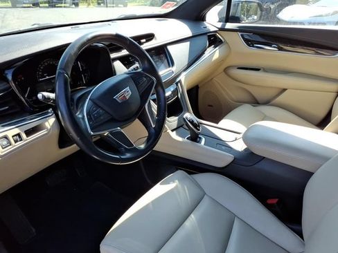 Used 2019 Cadillac XT5 FWD image 3