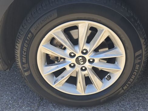Used 2019 Kia Sorento FWD image 13